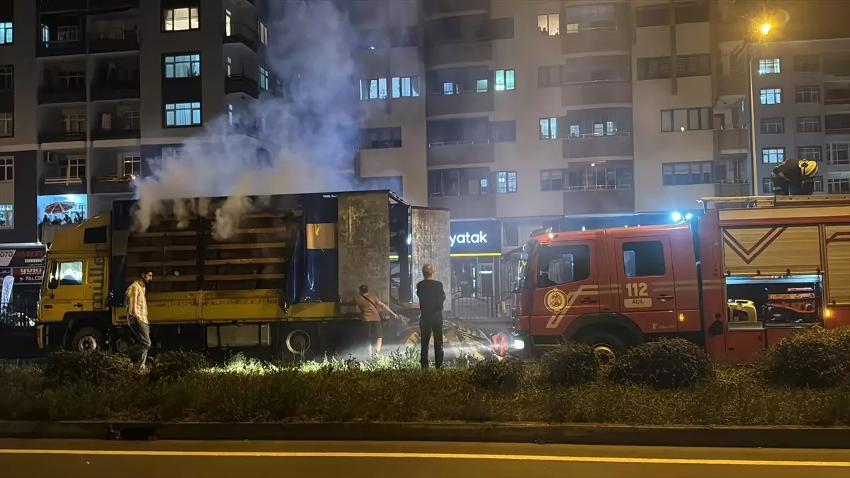 Rize\'de karton yüklü tırın dorsesinde çıkan yangın hasara yol açtı