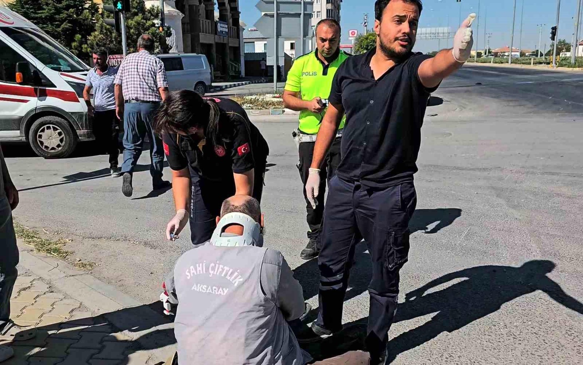 Aksaray\'da Otomobil ile Motosiklet Çarpışması Sonucu Yaralananlara Gazeteci Müdahalesi