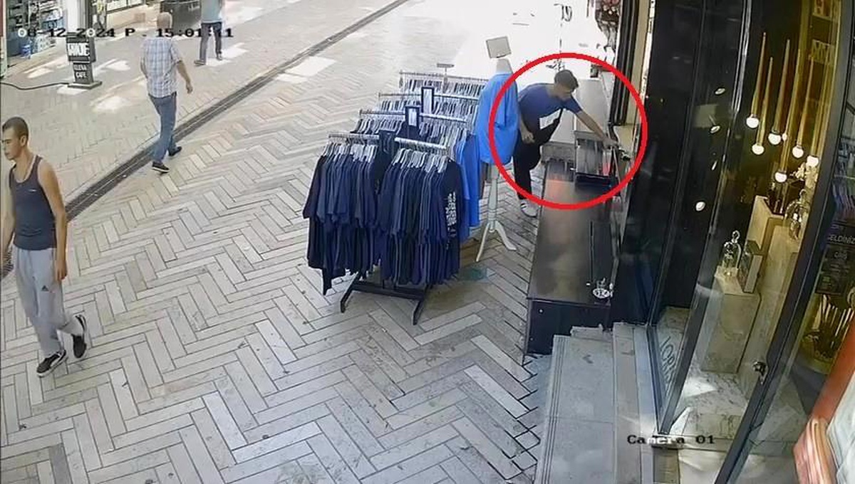 İzmit\'te Sigara Çalan Gençler Güvenlik Kamerasına Yakalandı