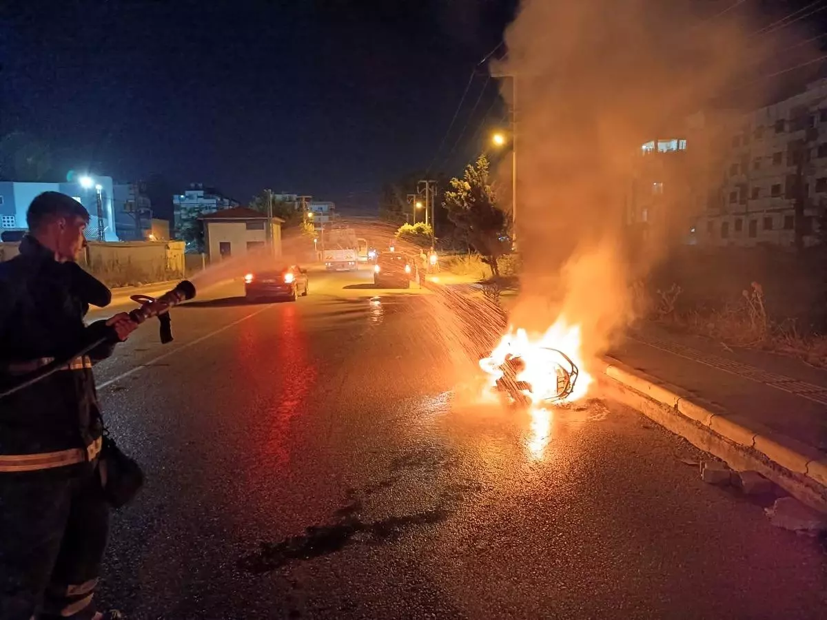 Hatay\'da seyir halindeyken yanmaya başlayan motosiklet kullanılmaz hale geldi