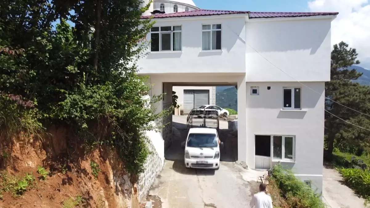 Trabzon\'da Cami Lojmanı Yolu Üzerine İnşa Edildi