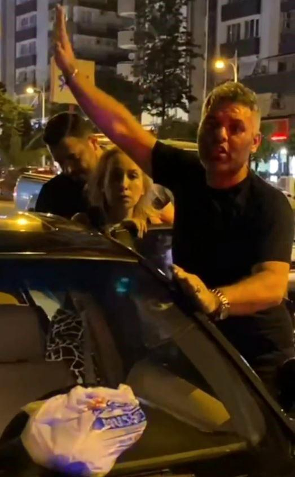 Alkollü sürücü trafik uygulamasına girmemek için aracını park etti