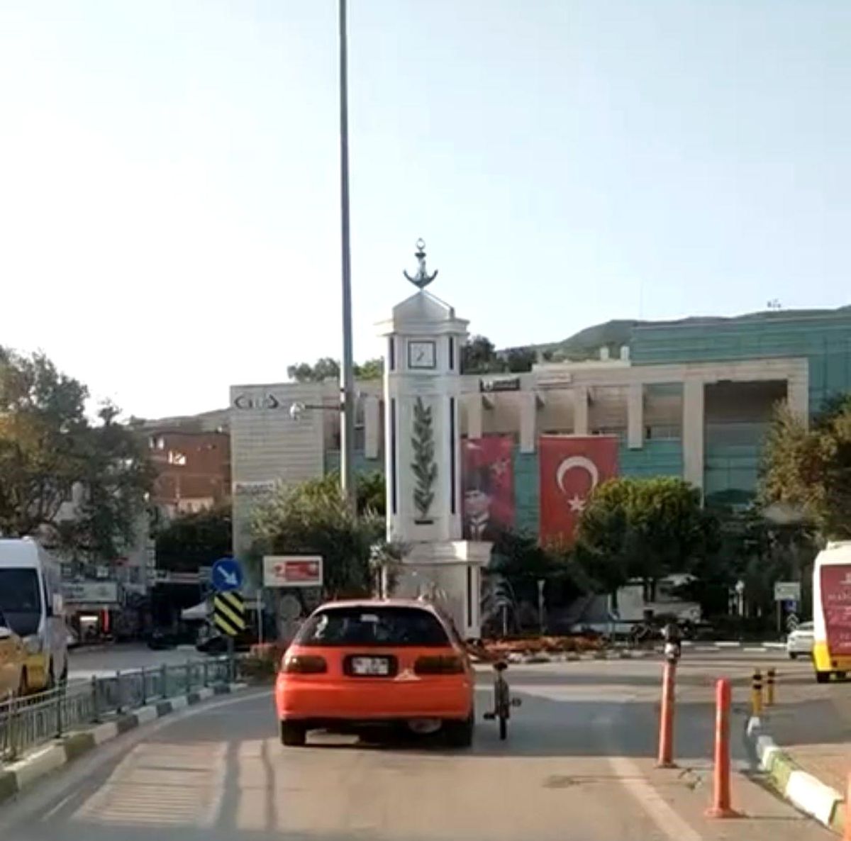 Bursa\'da Bisikletini Aracına Sığdıramayan Genç İlginç Bir Çözüm Buldu