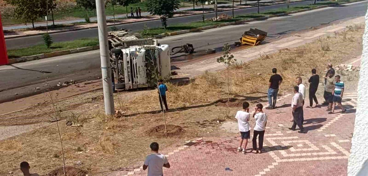 Batman\'da kamyon yokuş aşağı devrildi, sürücü yaralandı
