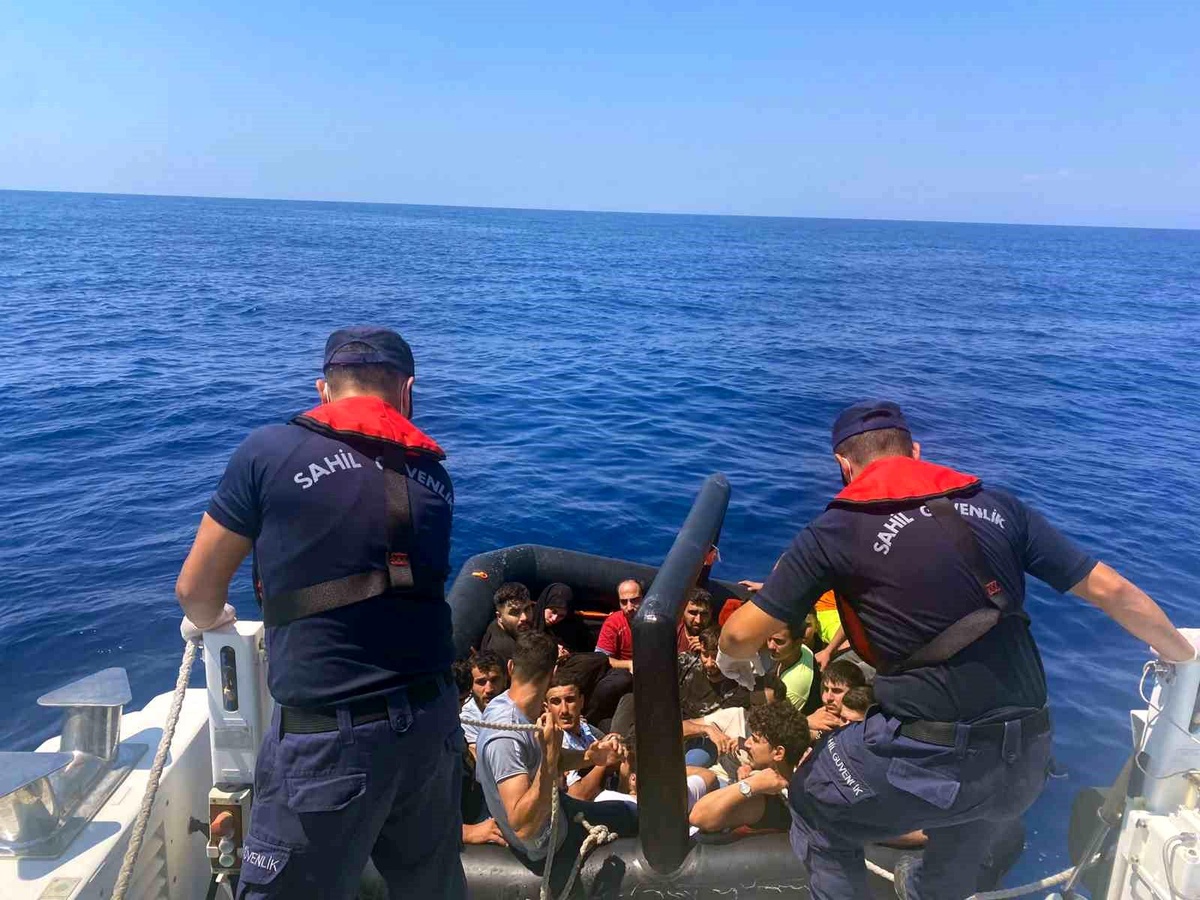 Yunanistan Sahil Güvenliği Tarafından Türk Karasularına İtildikten Sonra Kurtarılan 21 Düzensiz Göçmen