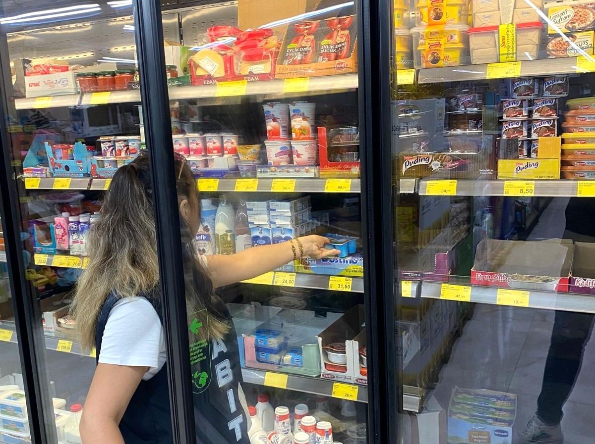 Yunusemre Belediyesi Zabıta Müdürlüğü Marketleri Denetledi