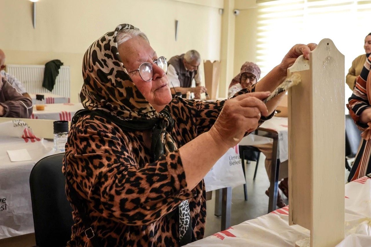 Ümraniye Belediyesi, Gülden Soyak Engelliler Merkezi\'nde Ahşap Boyama Etkinlikleri Düzenliyor