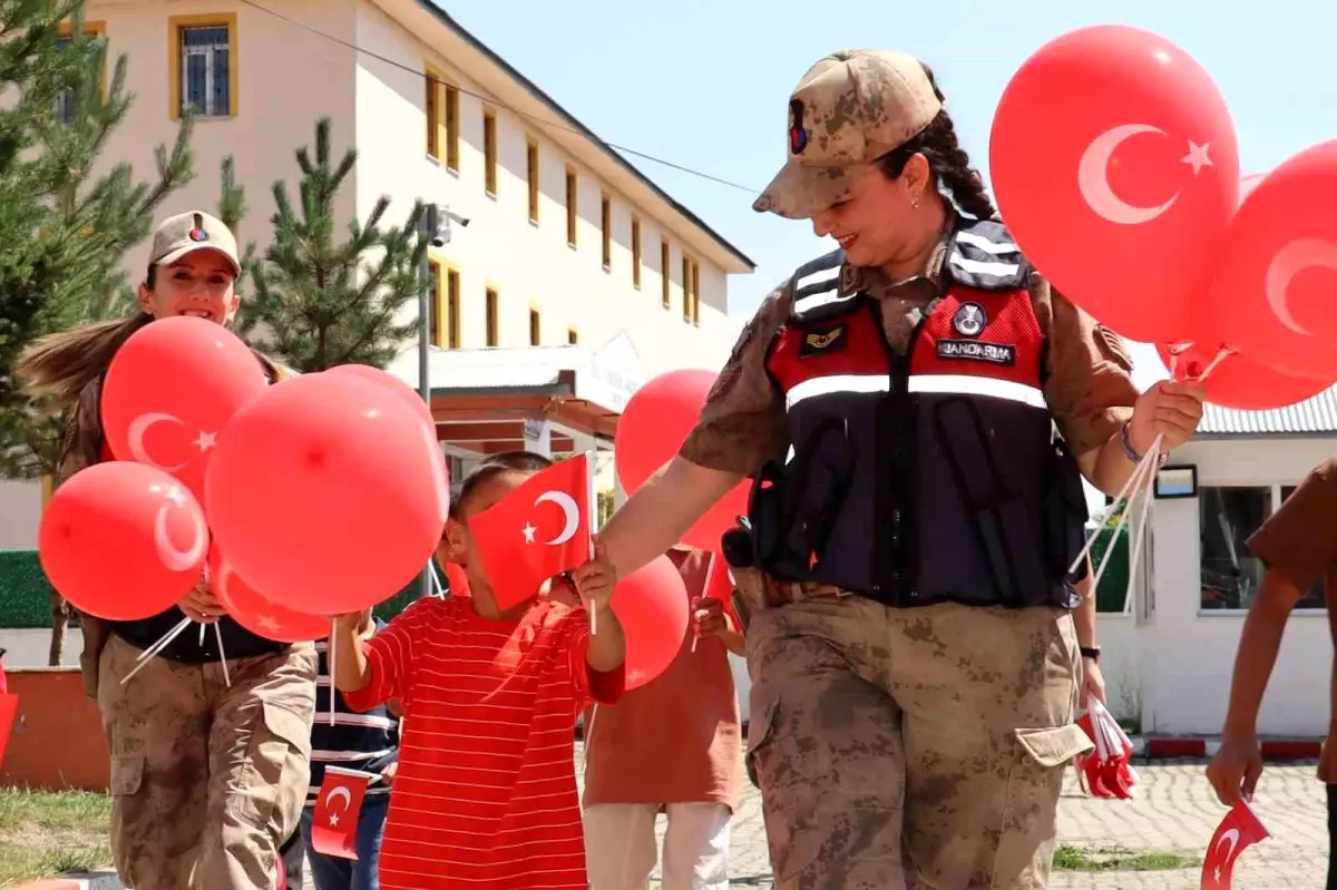 Ağrı\'da Jandarma Personeli Çocuklara Meslek Tanıtımı Yaptı