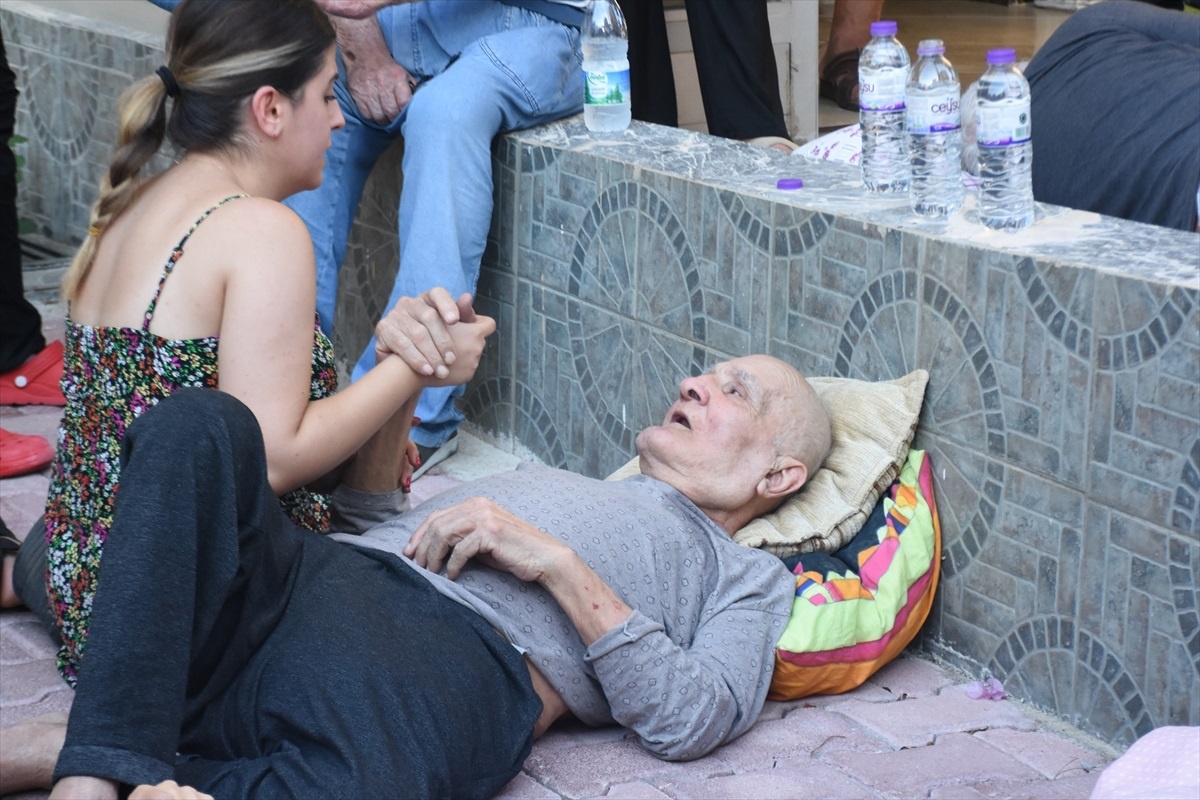 Antalya\'da Huzurevi Yangını: 3 Kişi Yaralandı