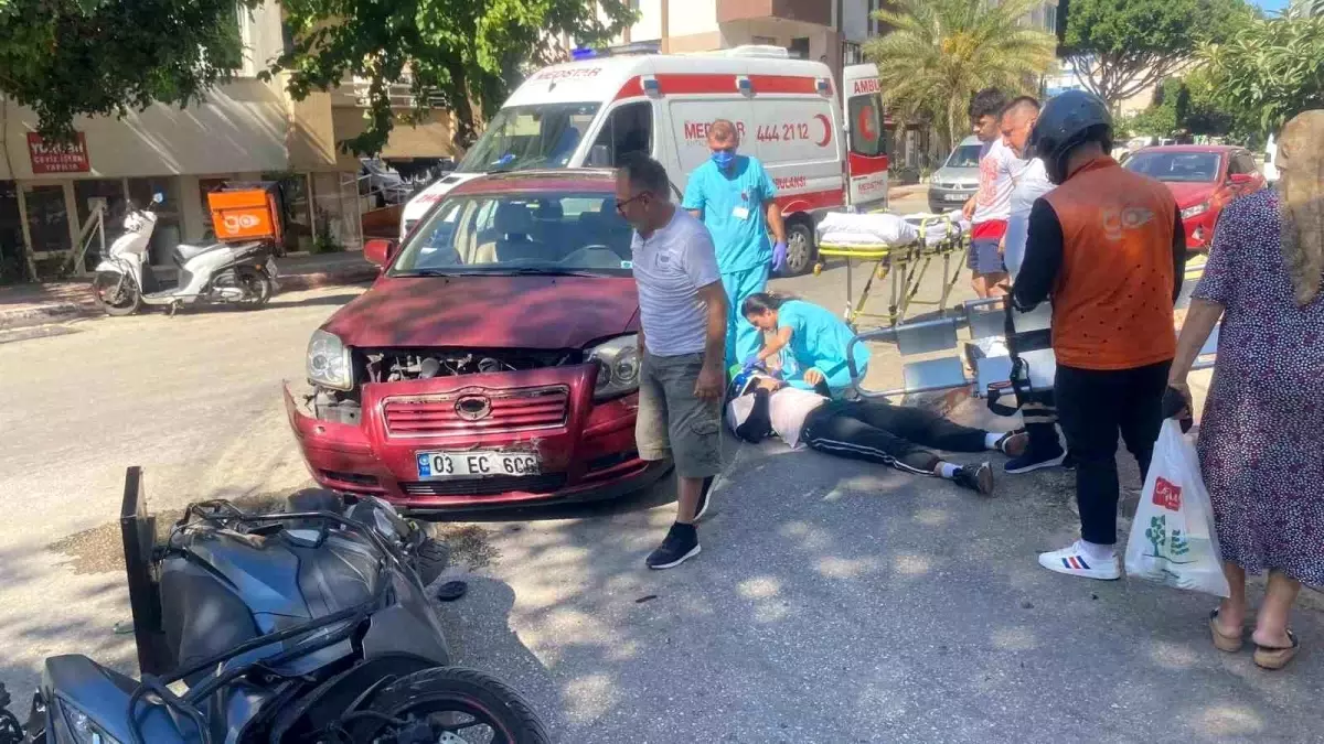 Antalya\'da Otomobil ile Motosiklet Çarpışması: Kurye Yaralandı