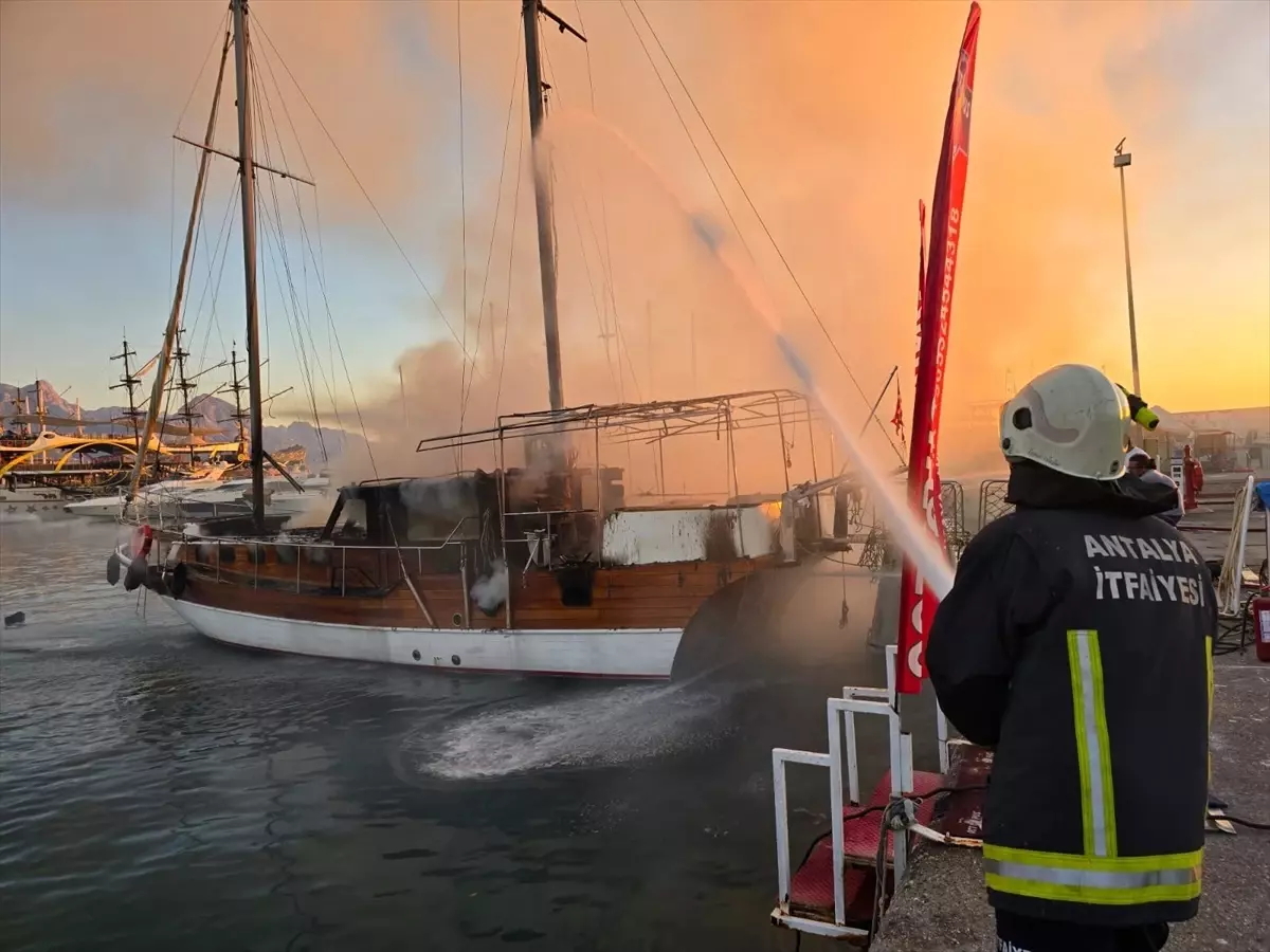 Antalya\'nın Kemer ilçesinde gezi teknesi yandı