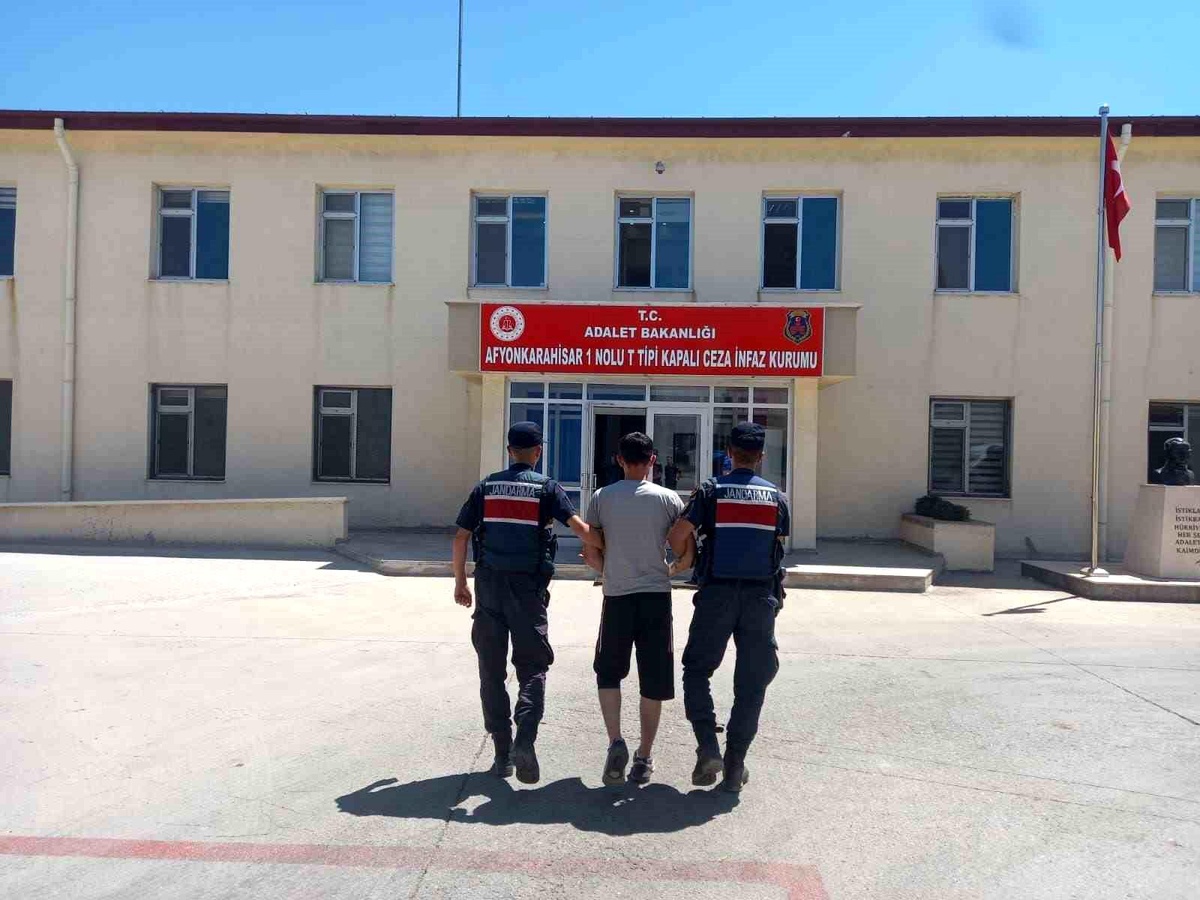 Afyonkarahisar\'da Kenevir Ekimi Yapan Şahıs Gizli Bölmede Yakalandı