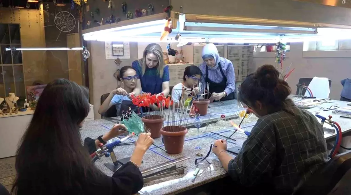 Gaziantep\'te Atık Cam Şişeleri Sanat Eserine Dönüşüyor