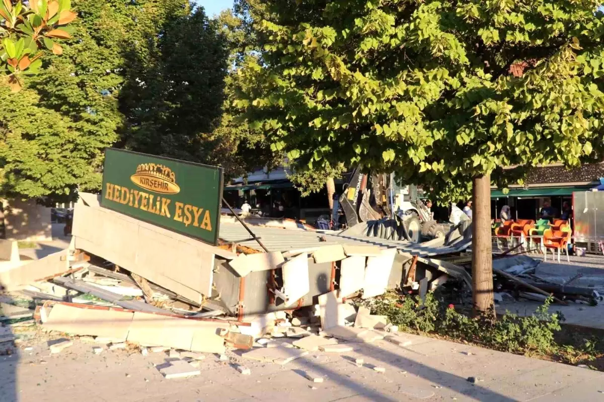 Kırşehir Belediyesi, Esnaf ve Sanatkarlar Odası\'na ait büfeyi yıktı