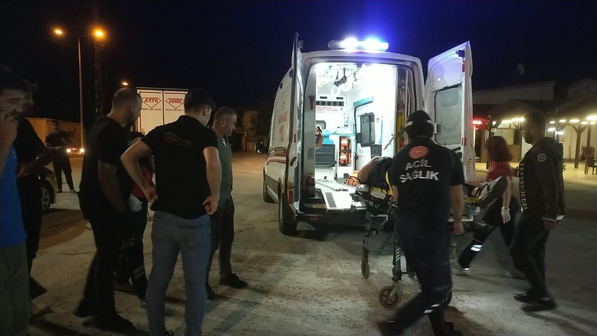 Bolu Dağı\'nda freni tutmayan tır taksiye çarptı: 1 yaralı