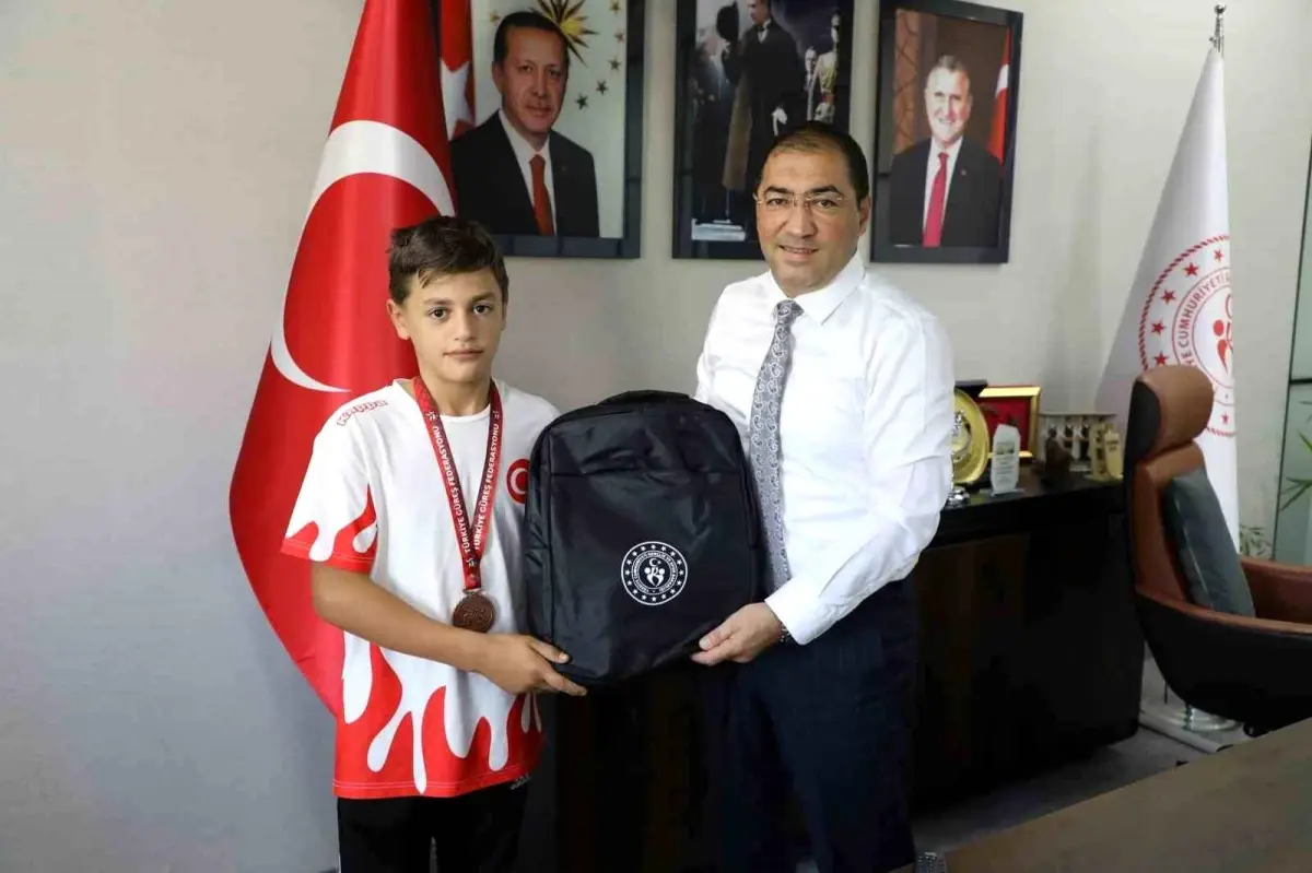 Ağrı Gençlik ve Spor İl Müdürü, İsmail Demirci U13 Erkekler Serbest Güreş Türkiye Şampiyonası\'nda başarılı olan güreşçileri kabul etti