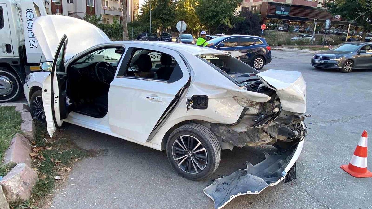 Elazığ\'da cip ile otomobil çarpışması sonucu 2 kişi yaralandı