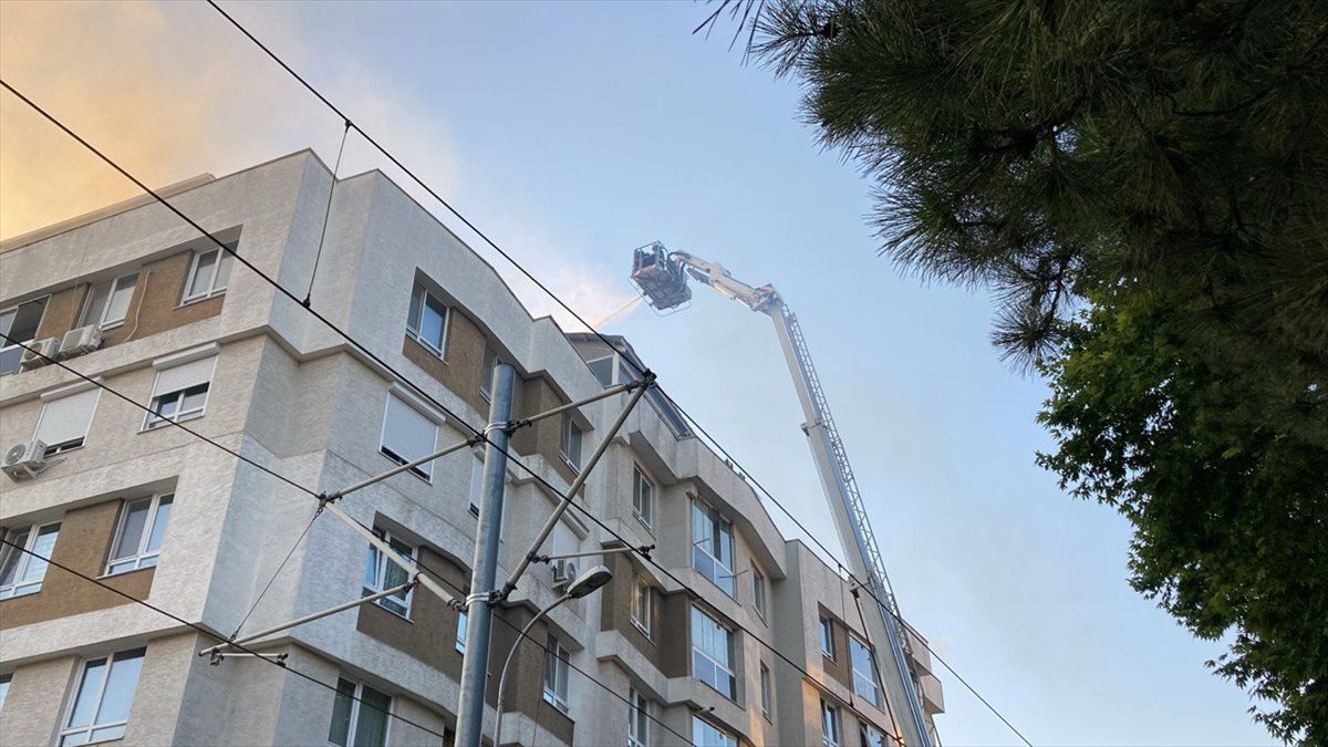 Eskişehir\'de bir binanın çatısında çıkan yangın söndürüldü