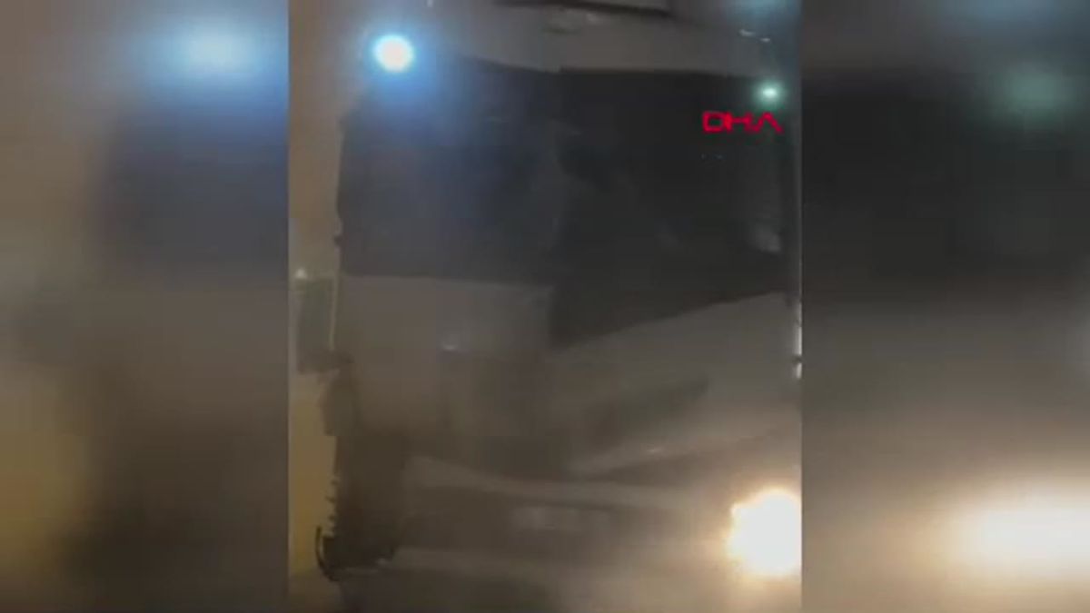 Bolu Dağı\'nda freni boşalan TIR, kamyon ve taksiye çarptıktan sonra ters yöne girdi