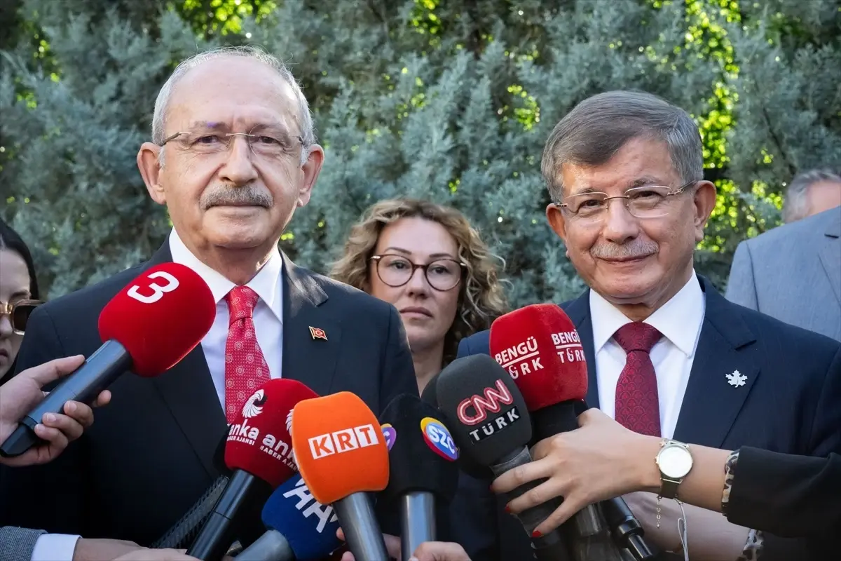 Davutoğlu, Kılıçdaroğlu\'nu ziyaret etti