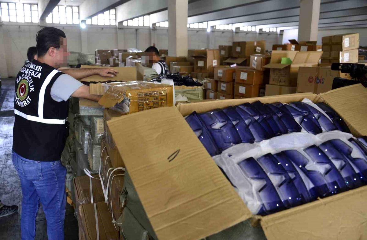 Mersin Limanı\'nda Kaçak Güneş Gözlüğü ve Optik Gözlükler Ele Geçirildi