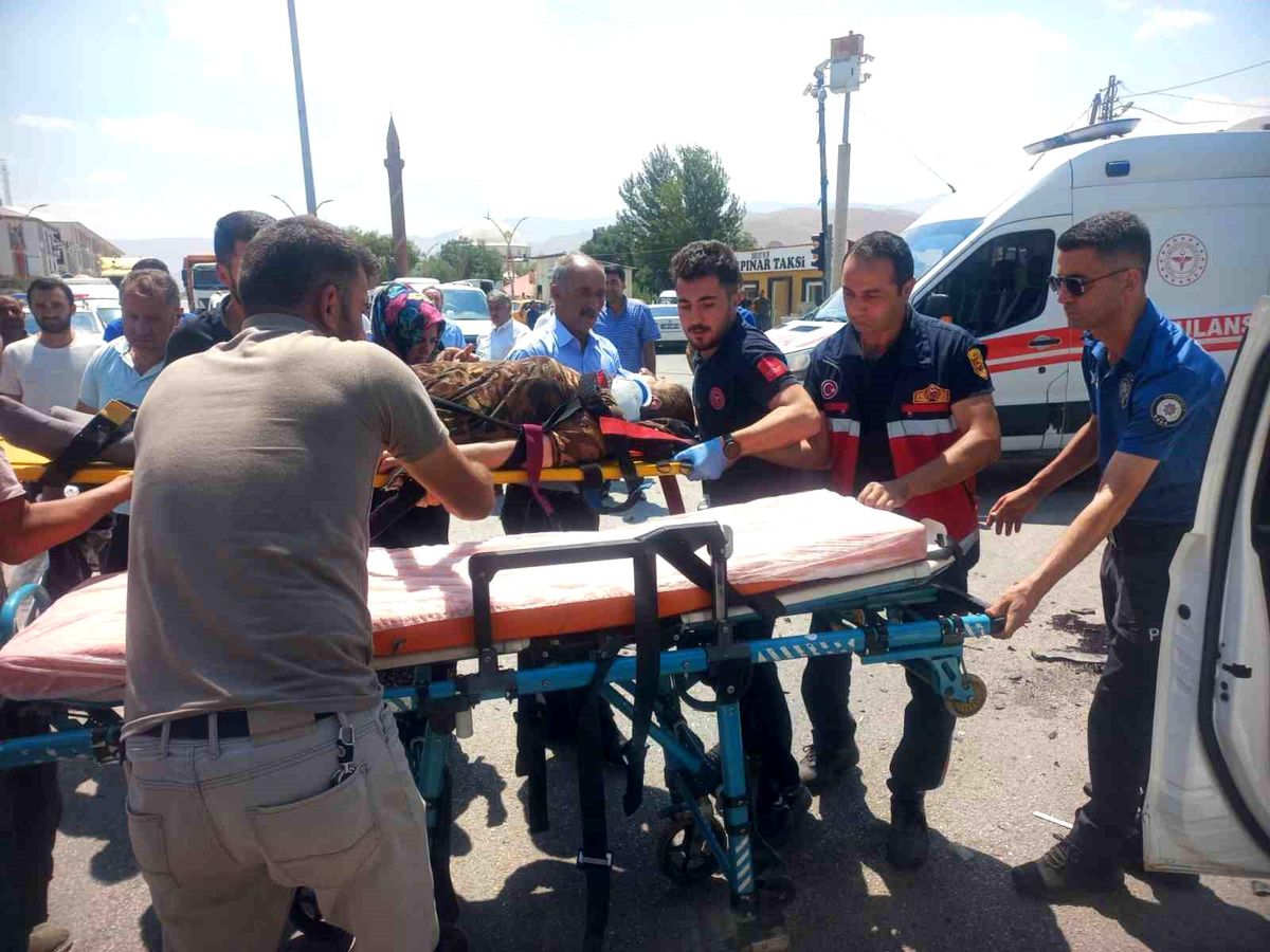 Van\'ın Gürpınar ilçesinde iki aracın çarpışması sonucu 5 kişi yaralandı