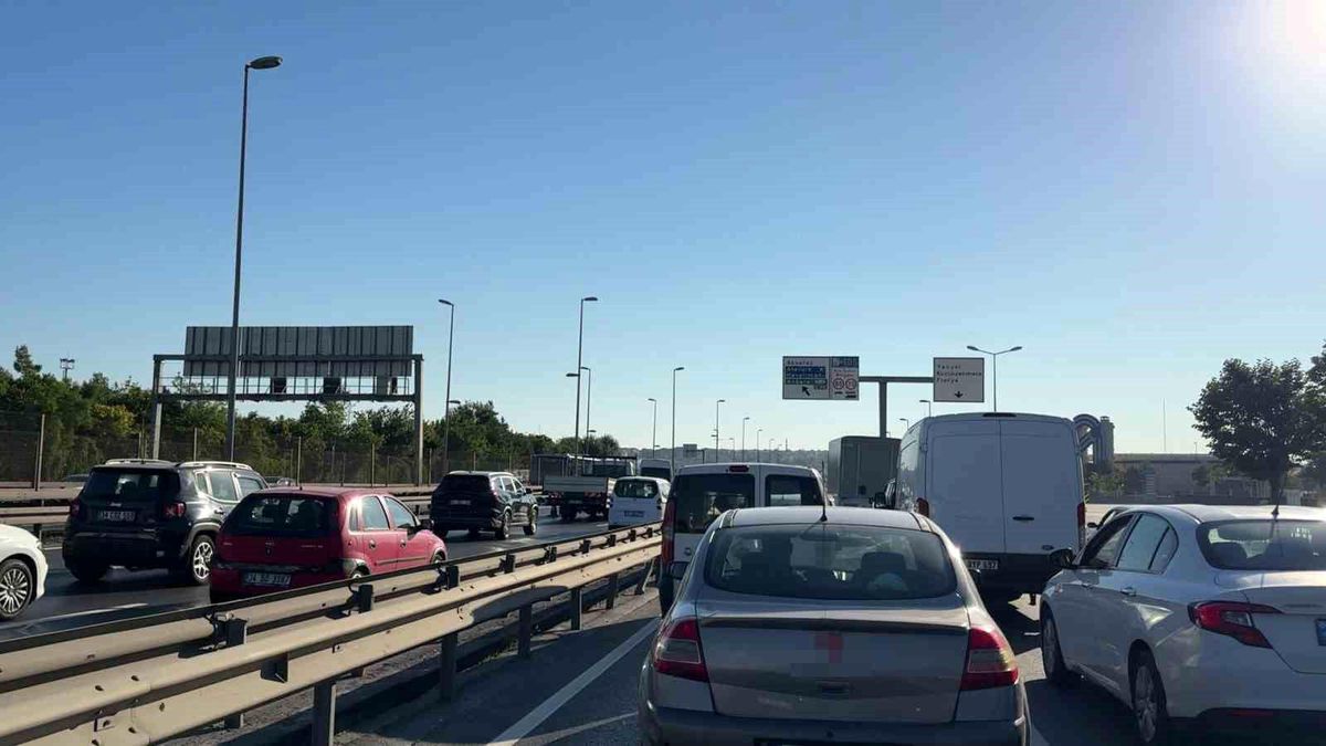 İBB ekiplerinin duba koyarak yaptığı çalışma trafik kilitledi
