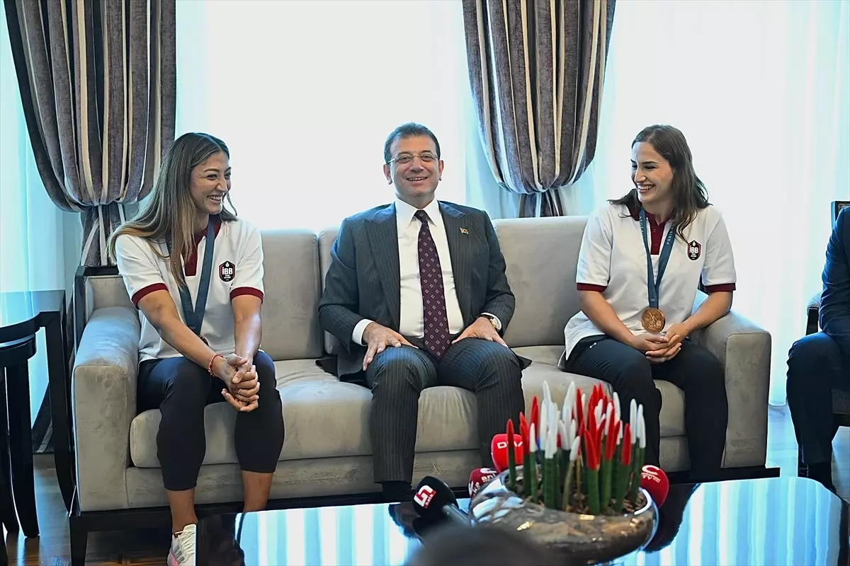 İmamoğlu, 2024 Paris Olimpiyatları\'nda bronz madalya kazanan sporcuları ağırladı