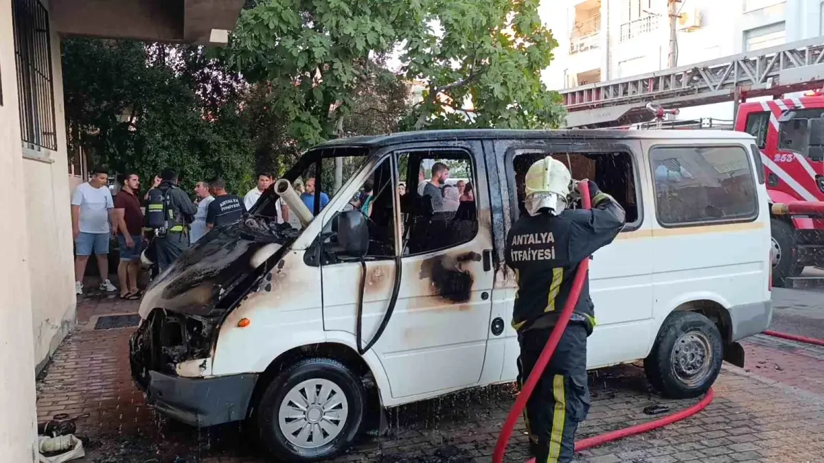 Manavgat\'ta park halindeki servis aracı yanarak hurdaya döndü