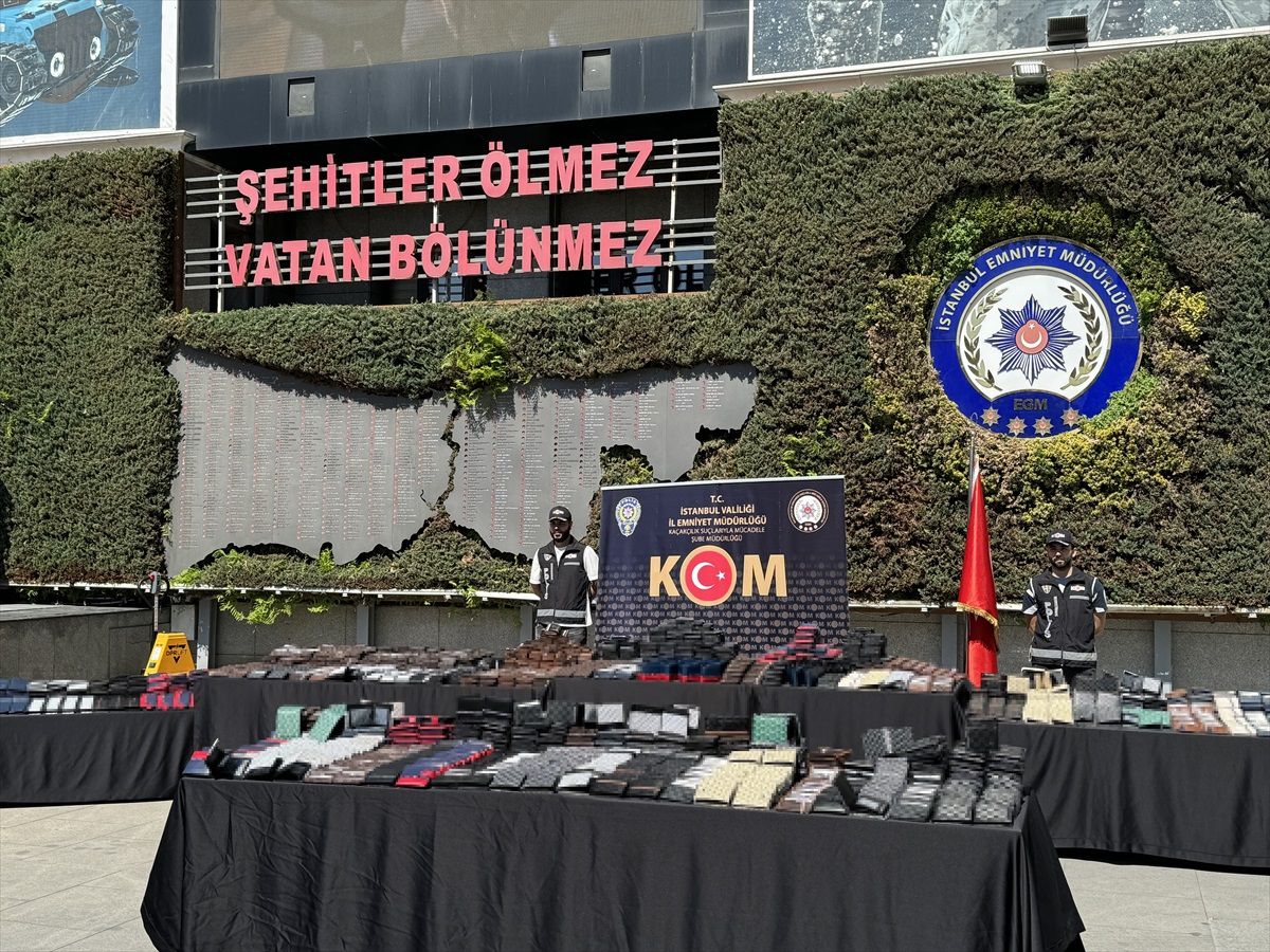 İstanbul\'da Kaçak Cüzdan Operasyonu: 108 Bin 70 Cüzdan Ele Geçirildi