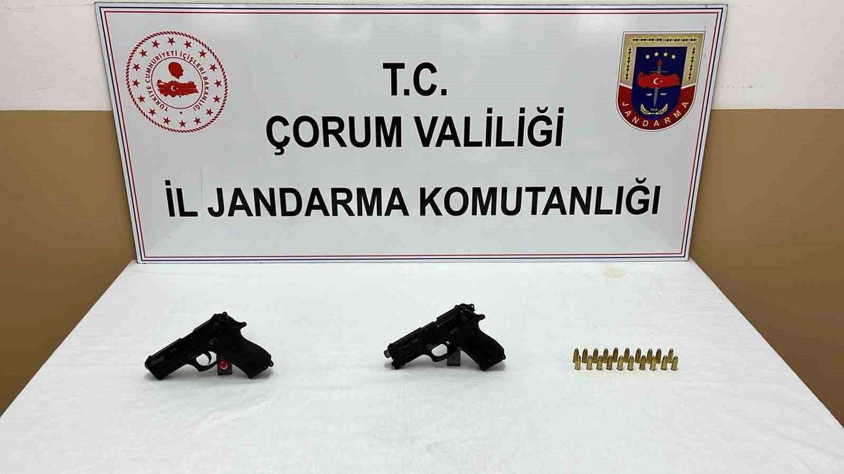 Çorum\'un Alaca ilçesinde durdurulan araçta 2 tabanca ele geçirildi