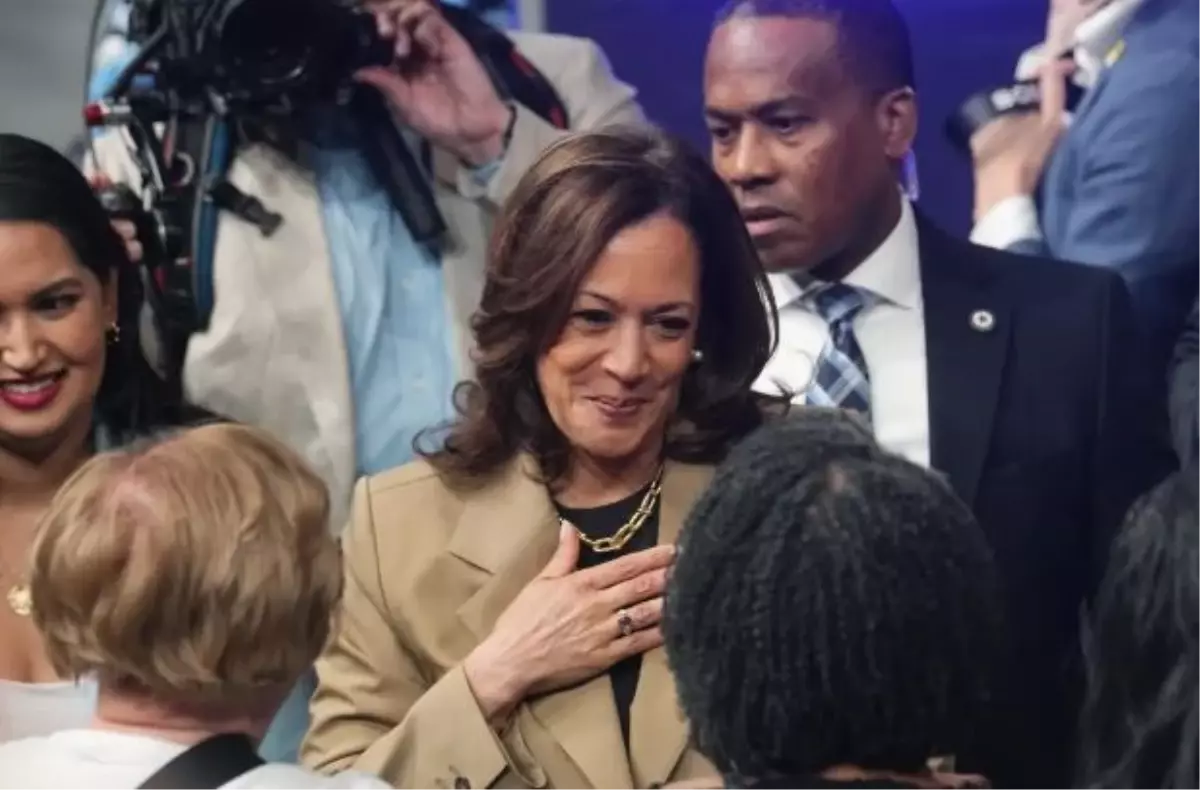 Kamala Harris\'in seçim ekibi, medya kuruluşlarına haber vermeden haber başlıklarını Harris\'in lehine düzenledi