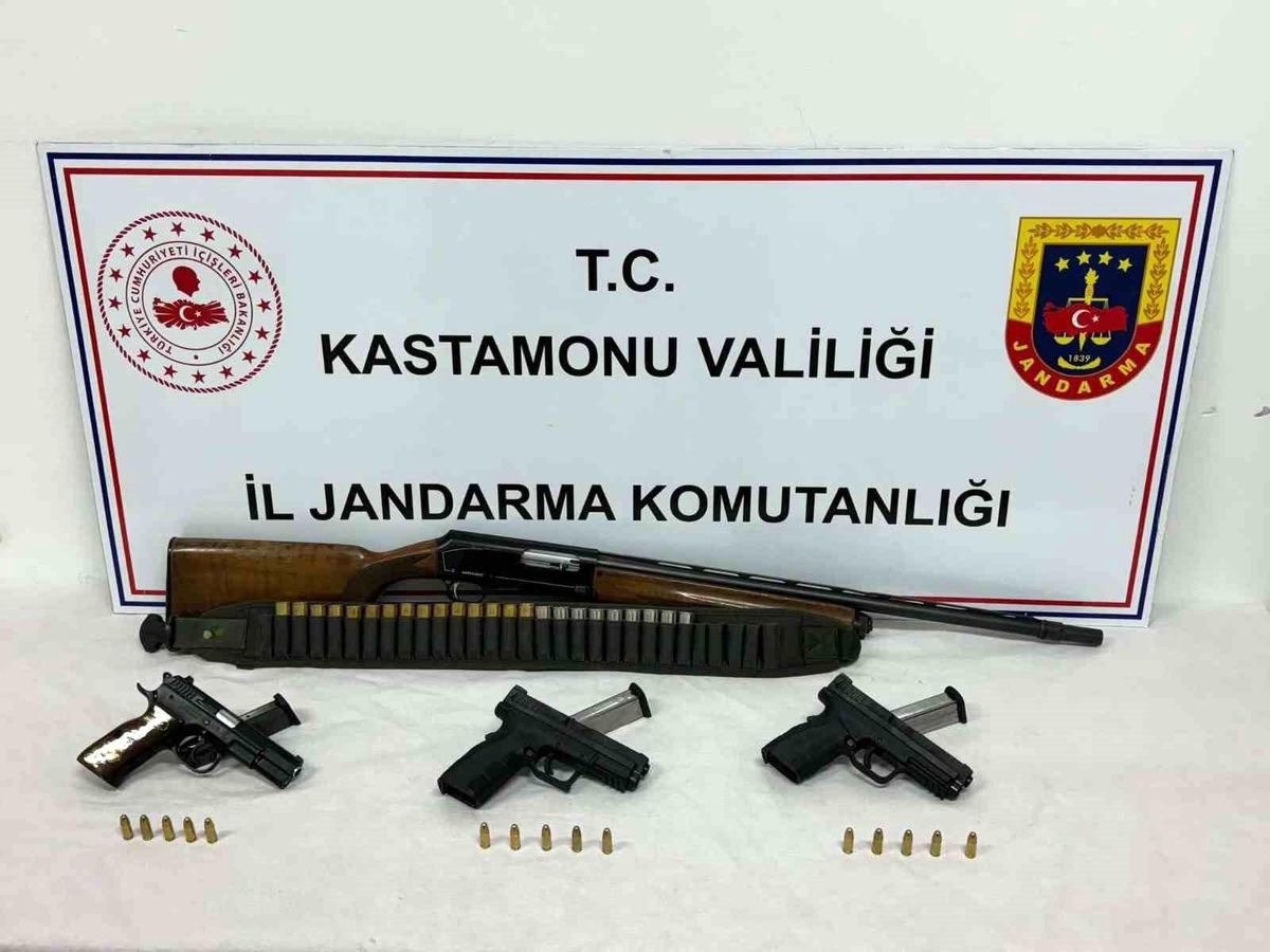 Kastamonu\'da Silah Kaçakçılığı Operasyonu: 3 Tabanca ve 1 Av Tüfeği Ele Geçirildi