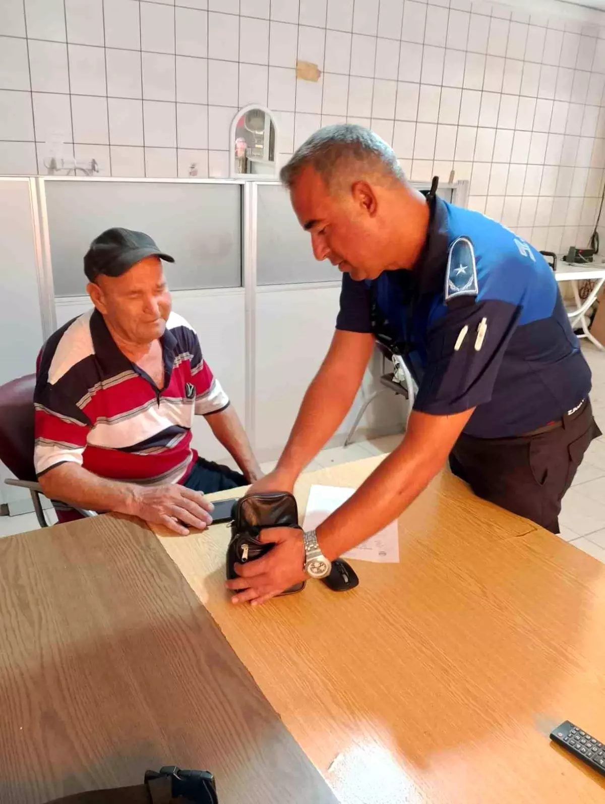 Söke Belediyesi Zabıta Ekipleri Kayıp Çantayı Sahibine Teslim Etti