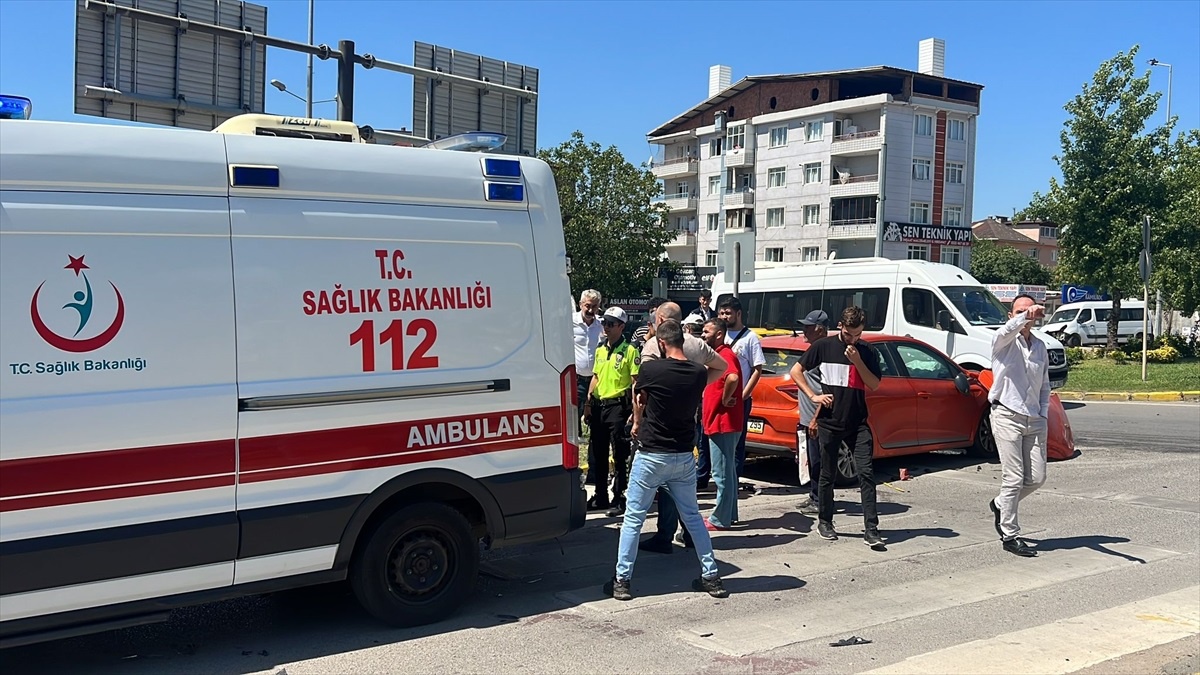 Gebze\'de tıra çarpan otomobilin sürücüsü yaralandı