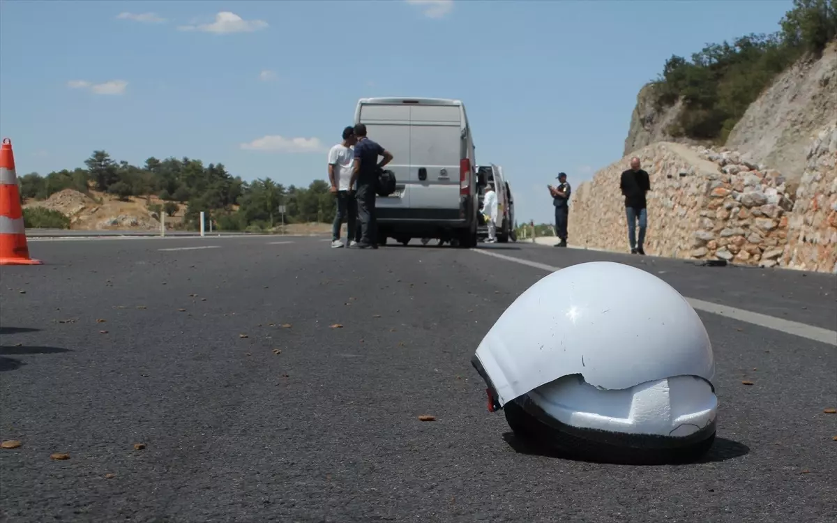 Minibüs, elektrikli bisiklet sürücüsüne çarptı: Kadın hayatını kaybetti