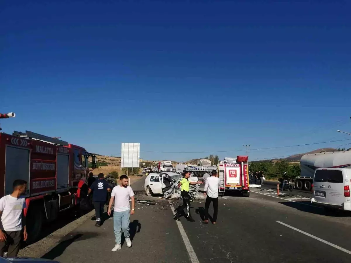 Malatya\'da 3 aracın karıştığı trafik kazasında 2 kişi hayatını kaybetti, 4 kişi ağır yaralandı