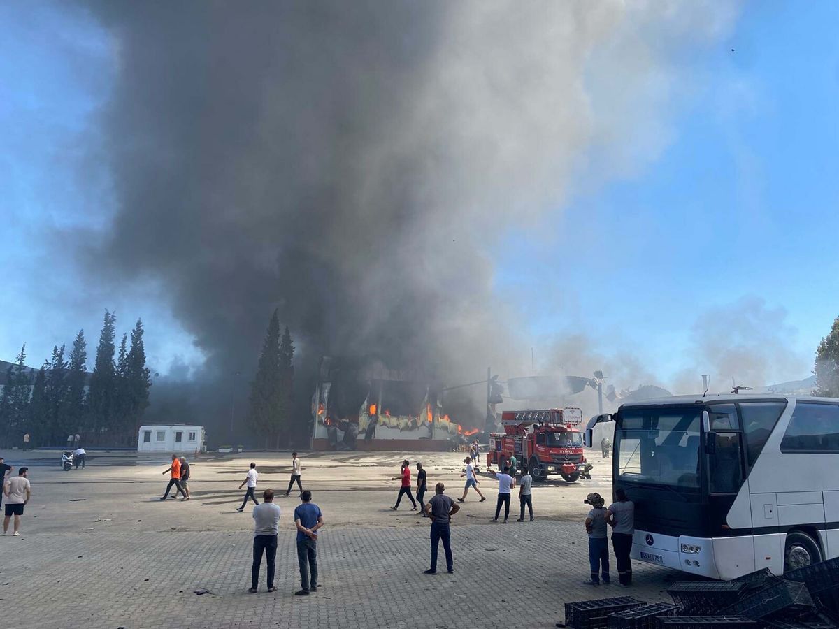 Manisa\'da yaş sebze meyve işletmesinde yangın çıktı