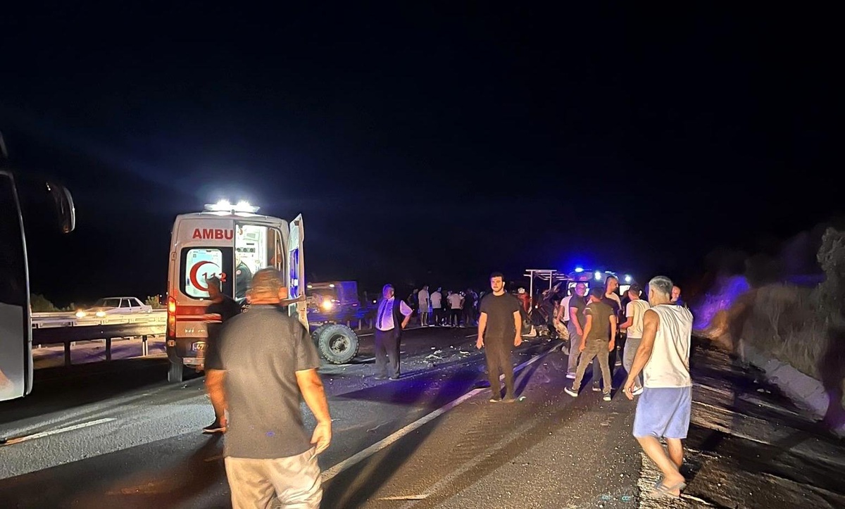 Mardin\'de Otomobil Traktöre Çarptı: 2 Ölü, 3 Yaralı