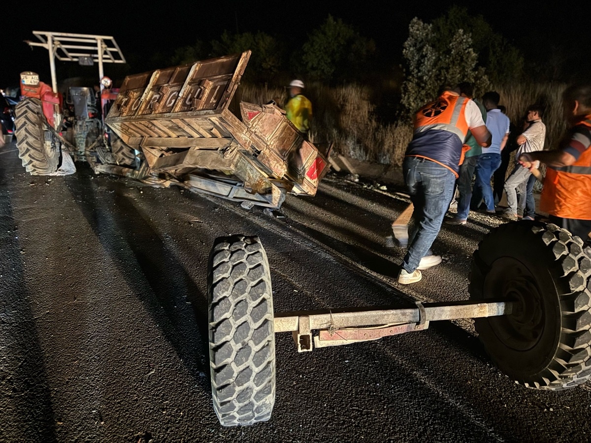Mardin\'de traktöre çarpan otomobilde 1\'i bebek 2 kişi hayatını kaybetti, 3 kişi yaralandı
