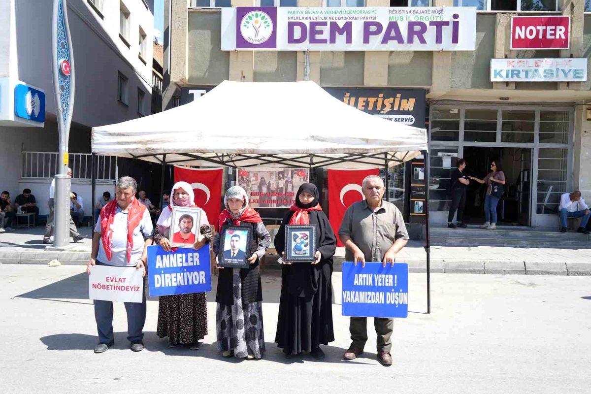 Muş\'ta çocukları kaçırılan aileler DEM Parti il binası önünde oturma eylemini sürdürüyor