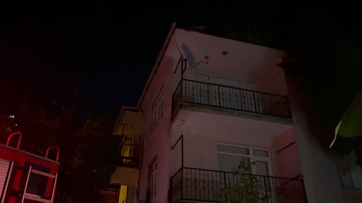 Pendik\'te 3 Katlı Binanın Çatısı Alev Alev Yandı