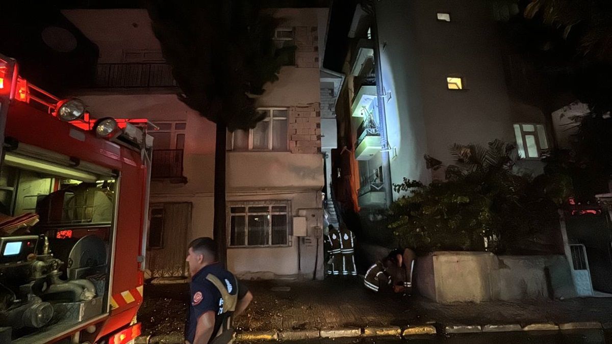 Pendik\'te Üç Katlı Binanın Çatısında Çıkan Yangın Söndürüldü