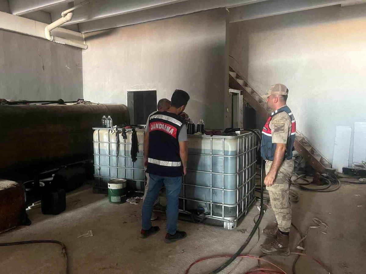 Şanlıurfa\'da Kaçak Akaryakıt Operasyonu: 6 Bin 400 Litre Ele Geçirildi