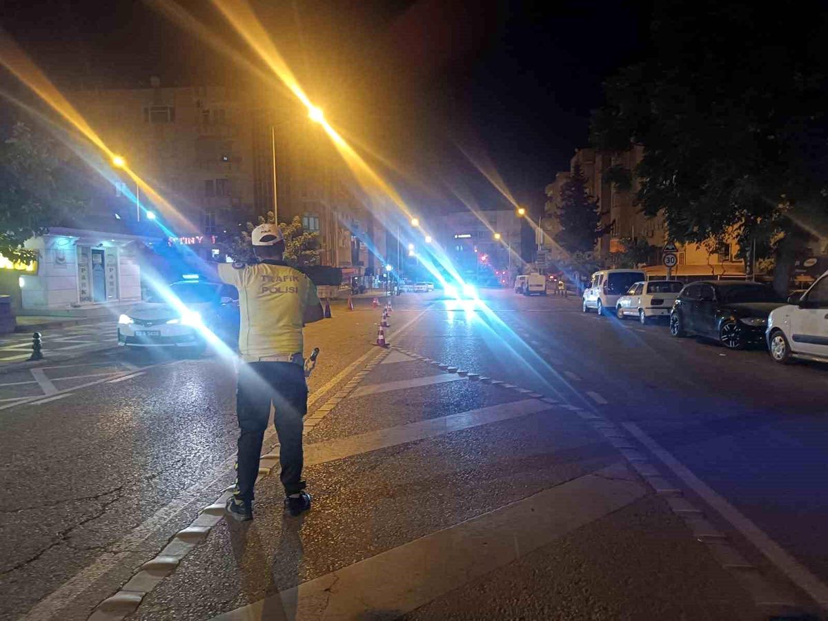Şanlıurfa\'da Özel Harekat Polisi ve Dron Destekli Uygulamada 12 Şüpheli Yakalandı