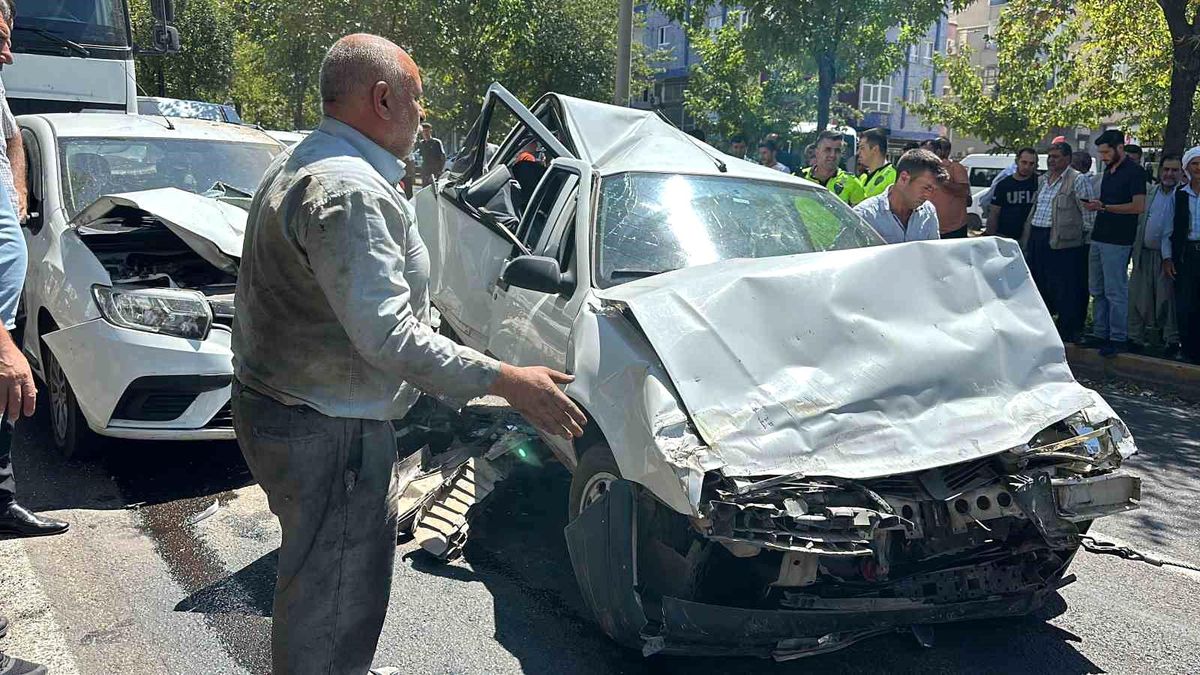 Şanlıurfa\'da kırmızı ışıkta bekleyen araçlara tır çarptı, 3 kişi yaralandı