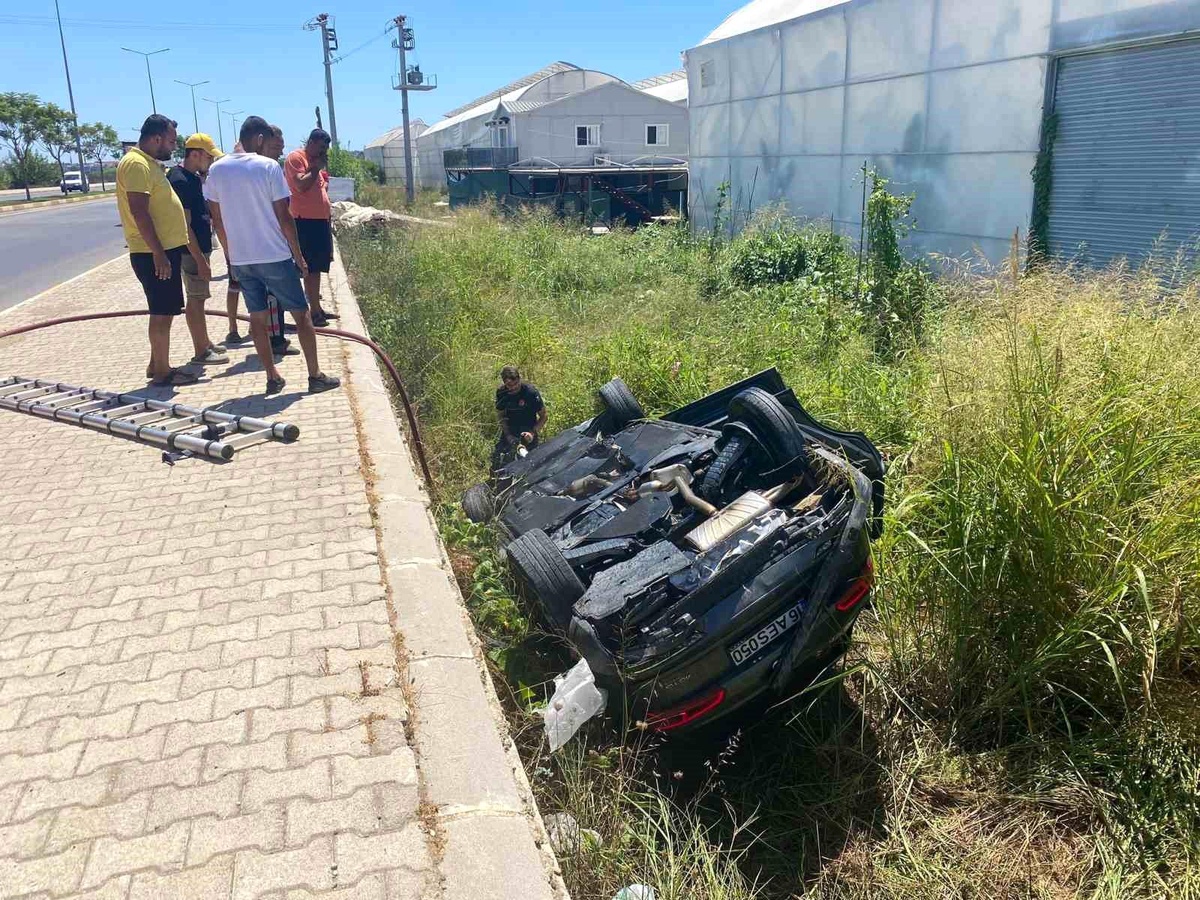 Antalya\'da kavşakta meydana gelen kazada 2 kişi yaralandı