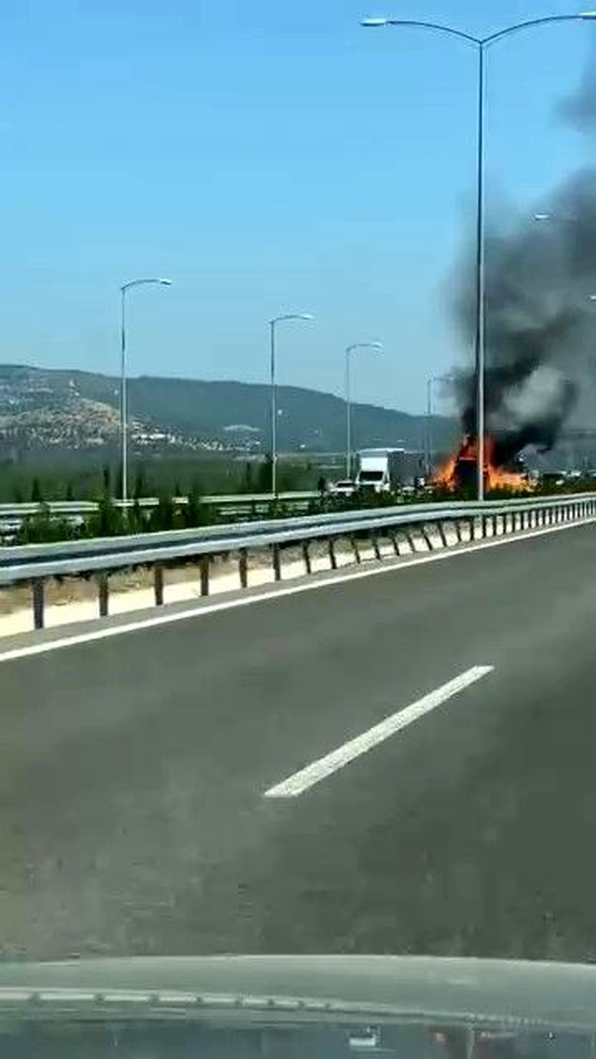 Bursa\'da seyir halindeki tır alev alev yandı