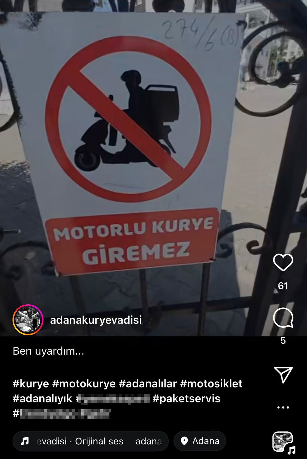 Motosikletli Kurye, Sitenin Levhasına Tepki Gösterdi