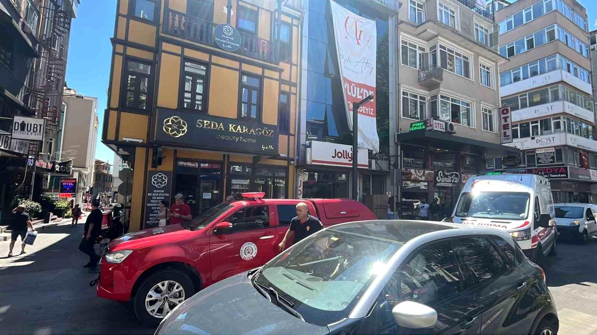 İzmit\'te güzellik merkezinde solaryum cihazında çıkan yangın paniğe neden oldu